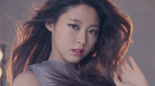 AOA雪炫隐形眼镜广告公开 犀利眼神将多重魅力完美突显