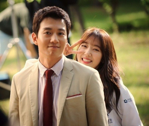 《Doctors》公开主演金来沅和朴信惠的拍摄现场认证照
