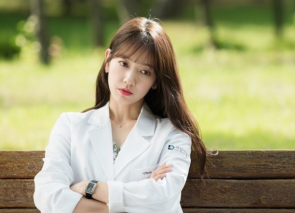 《Doctors》拍摄现场的花絮照公开 朴信惠变身流氓医生