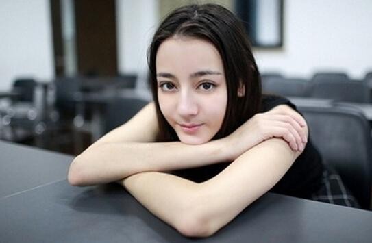 迪丽热巴是什么民族的？