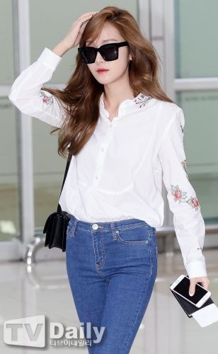 歌手Jessica结束在中国的宣传活动回国 清爽装扮时尚靓丽