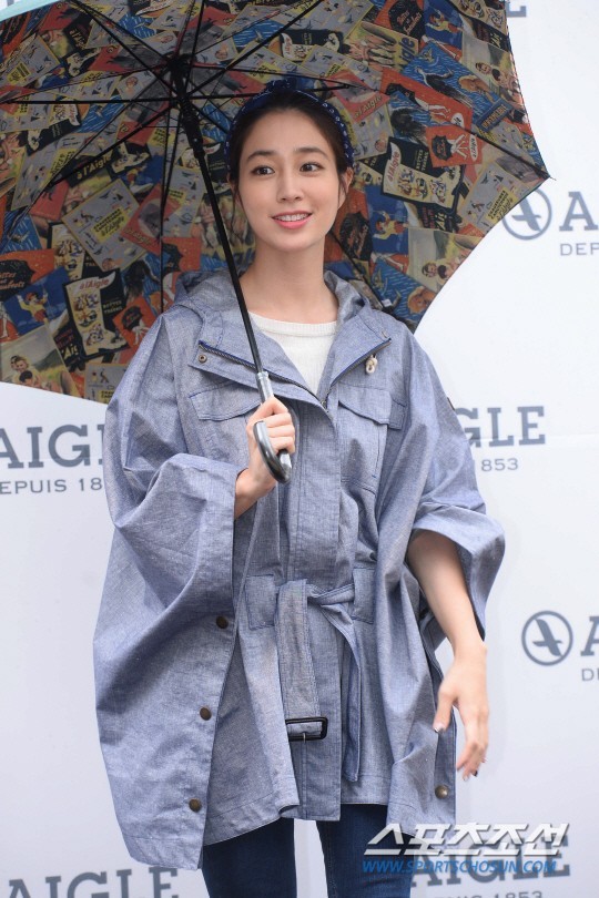 演员李珉廷为自己代言的某品牌举办了粉丝签名会
