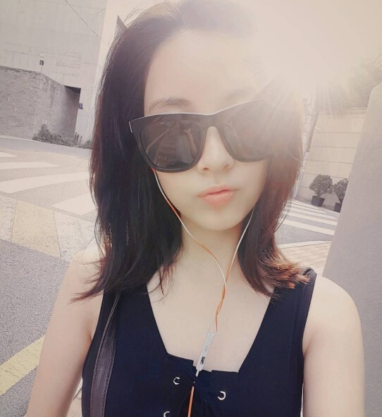 女团少女时代成员徐玄在自身SNS发布一张自拍照