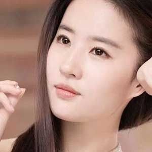 女星刘亦菲是什么事出生的？