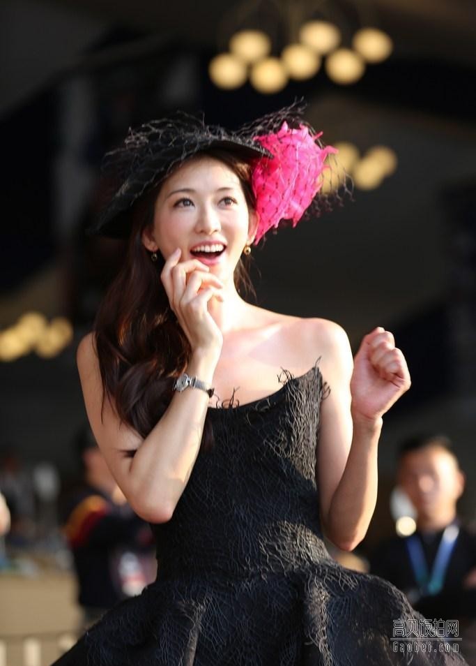 林志玲第一次在公众场合唱歌是在哪里？
