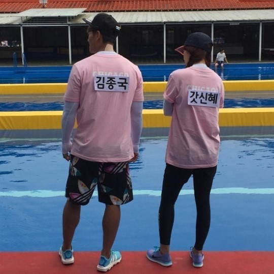 《Running man》发布最新预告照 金钟国与朴信惠泳池观战