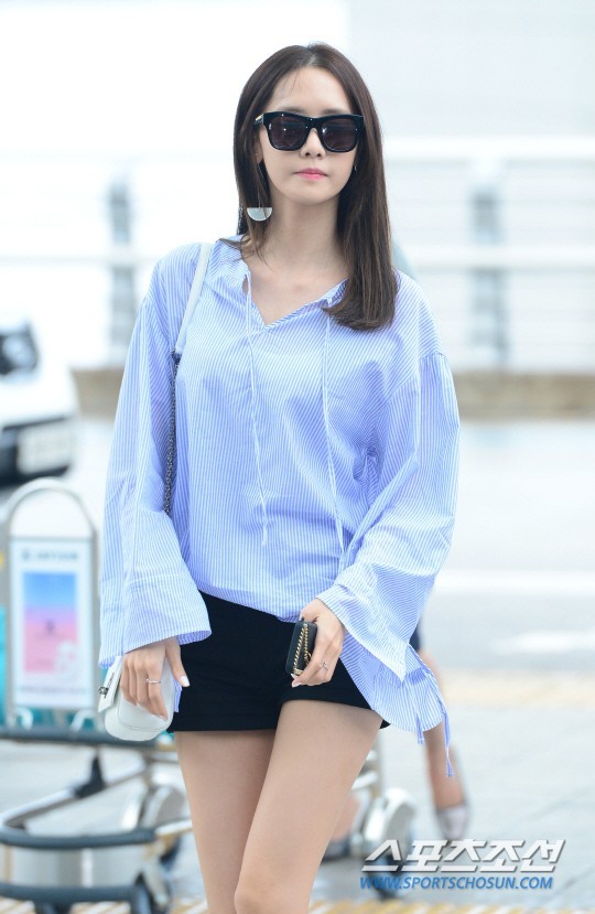 少女时代允儿前往国外参加活动 清凉装扮散发小清新