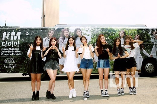 女团DIA举行街头公演 成员清纯裙装亮相
