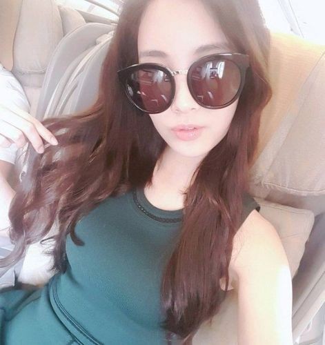 少女时代徐贤分享魅力自拍 纤细身材搭配墨镜十分吸睛