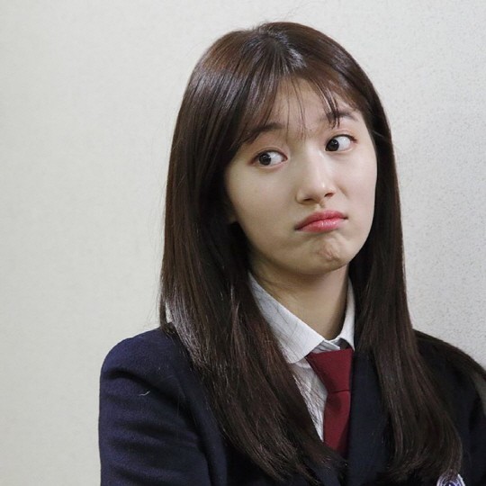 《任意依恋》公开一张秀智在电视剧中的校服照片