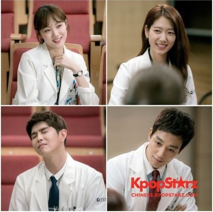 在《Doctors》剧照中，金来沅、朴信惠、尹均相、李晟京终于聚在同一位置