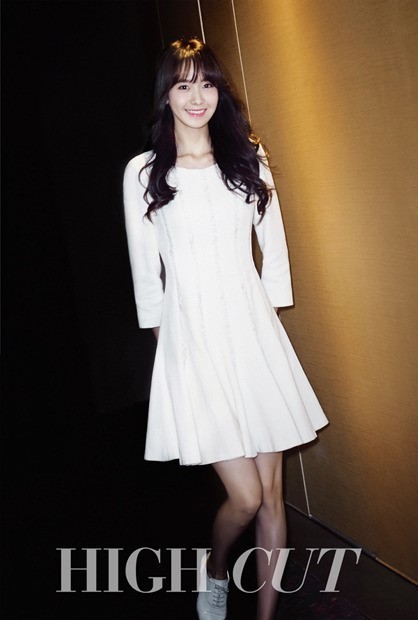 看看韩国明星是怎么搭配小白裙的