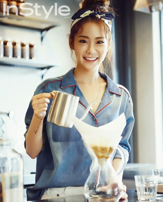 《InStyle》方面公开了艺人韩胜妍拍摄的全新写真