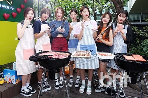 DIA成员们在首尔江南区MBK娱乐分馆举办烤肉派对