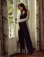 姜素拉近日受邀为某时装杂志拍摄包括封面在内的一组照片