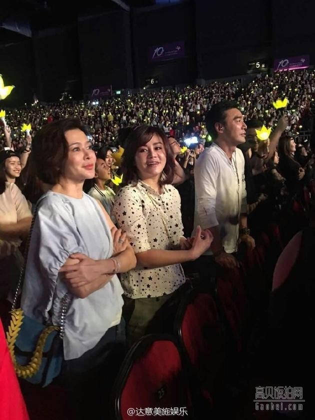 BigBang在香港举办演唱会。关之琳与钟镇涛也到场