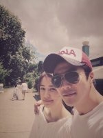 权相宇和孙泰英公开了一家四口出游的照片，引发热议