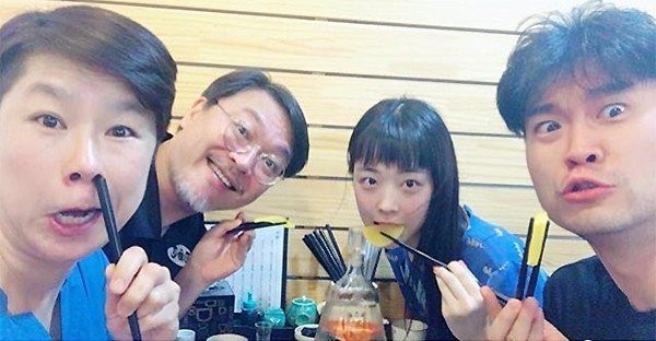 雪莉通过Instagram公开了与恋人崔子、演员金义成的合照