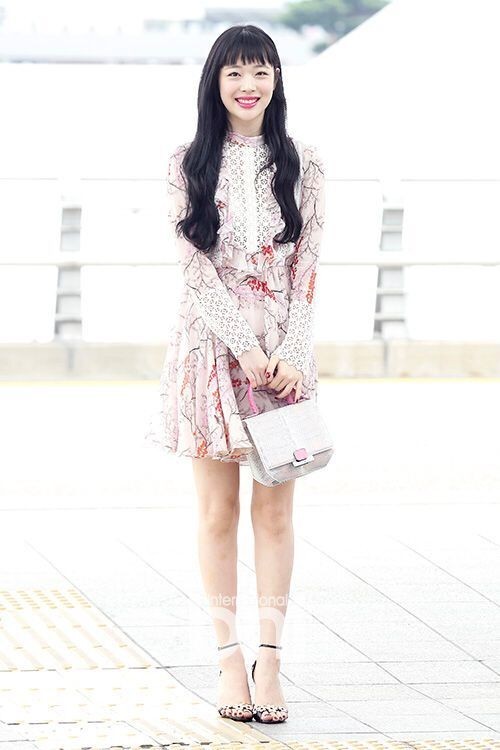 雪莉现身仁川国际机场，前往瑞士苏黎世拍摄写真