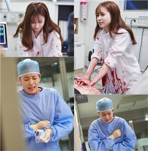 《W-两个世界》公开第六集剧照，满身鲜血的韩孝周失声痛哭