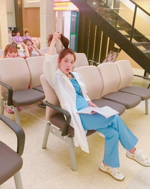 朴信惠上传了在《Doctors》拍摄现场拍的三张照片