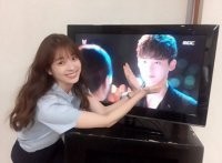 BH娱乐公司公开了韩孝珠看《W-两个世界》的一组搞怪照片