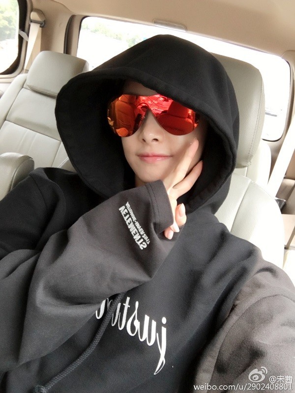 f(x)成员宋茜在自身微博发布两张照片