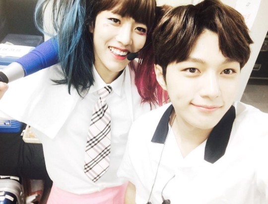 Infinite成员L和成烈，於演唱会后台拍下暖暖的友情认证照