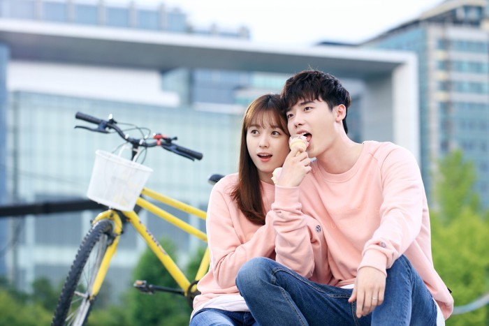 《W》 公开了 李钟硕 – 韩孝周 两人甜蜜约会照