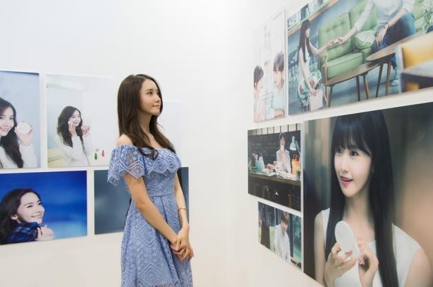 林允儿出席某韩国护肤品牌在上海举行的新品发布会