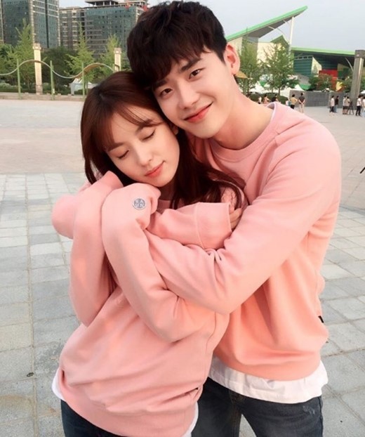 李钟硕发布了一张自己与韩孝周的甜蜜合影