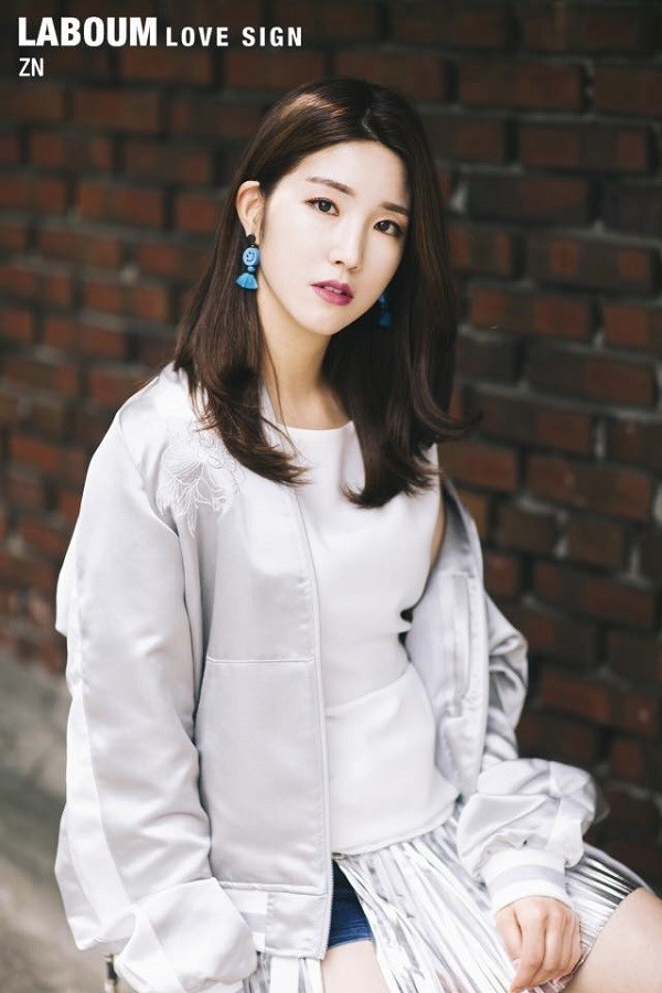 LABOUM方面在官方SNS公开了成员ZN、海仁回归预告照