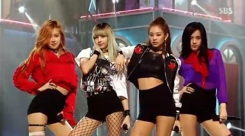 BLACKPINK透过《人气歌谣》，展现了华丽的出道舞台表演