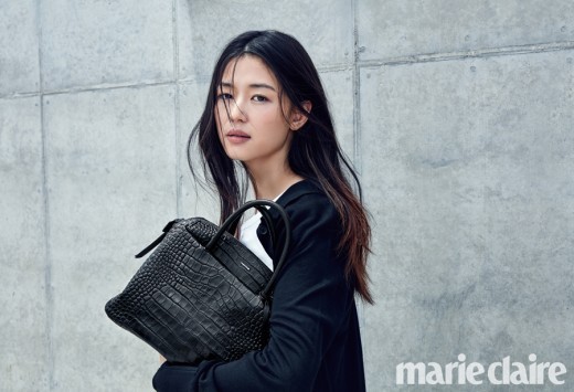 《Marie Claire》发布了一组全智贤为某品牌拍摄的9月刊写真