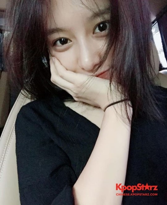 演员金智媛发射了自己的花样美貌自拍