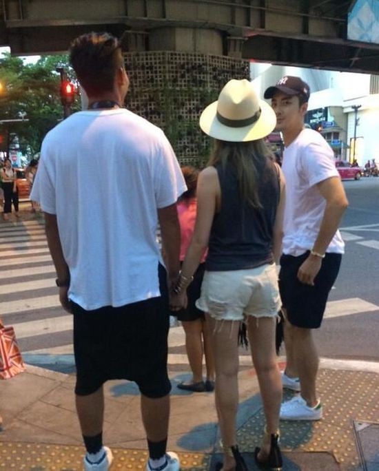 萧亚轩被网友拍到与一名男子在曼谷大街上十指紧扣