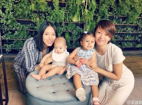 梁咏琪晒出带着女儿与张梓琳母女相聚的照片