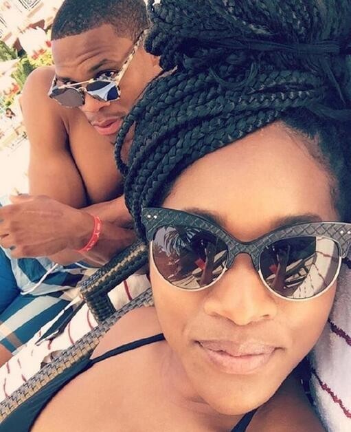 雷霆当家球星拉塞尔-威斯布鲁克又晒狗娘了？