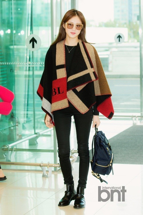 韩国演员李圣经前往济州岛拍摄写真