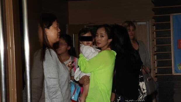 有媒体拍到杨幂送女儿小糯米去上学？