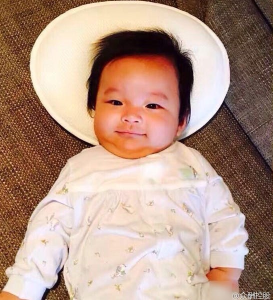 网上曝光一组大S婆婆张兰与孙子、孙女的合照
