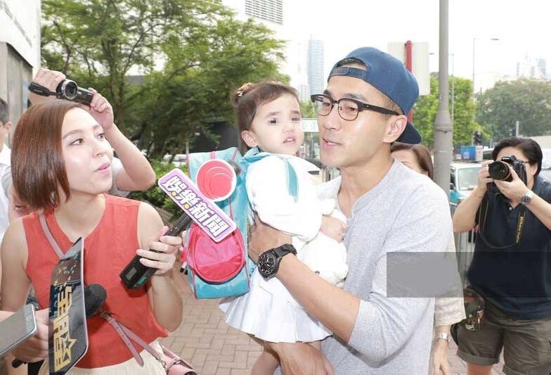 刘恺威接小糯米放学了，看来疼爱有加呀！