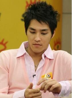 蓝正龙在哪一年参与台湾第一部以彩妆为主题的偶像剧《粉爱粉爱你》