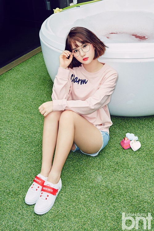 韩国女团Gfriend成员恩妃近日拍摄了一组写真