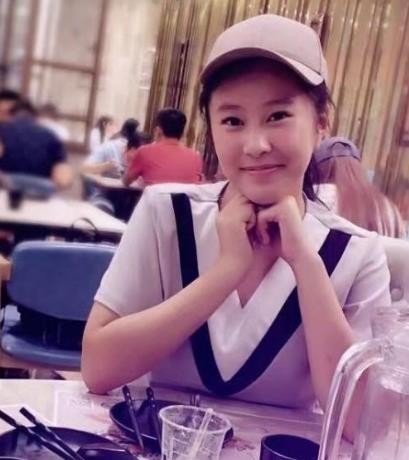 杨子在朋友圈晒出一组大女儿私照