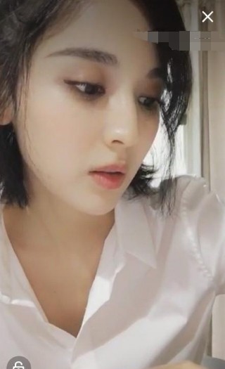 古力娜扎做直播，她身着白衬衣，样子清秀
