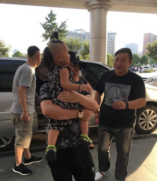 郭德纲携德云社成员疑似去看望受伤的弟子张云雷