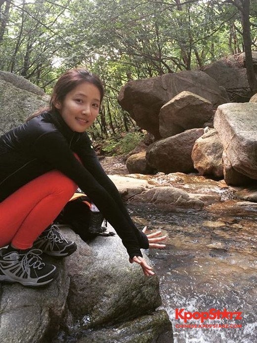 南智贤公开了自己最近登山时拍摄的照片