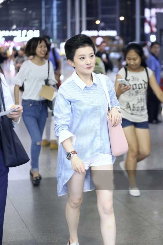 “小婉君”金铭顶短发现身机场秀美腿 肤白似瓷娃娃与友人谈笑