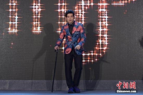 周杰伦演唱会摔跤了？